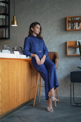 蓝色小香风职业套装美女图片